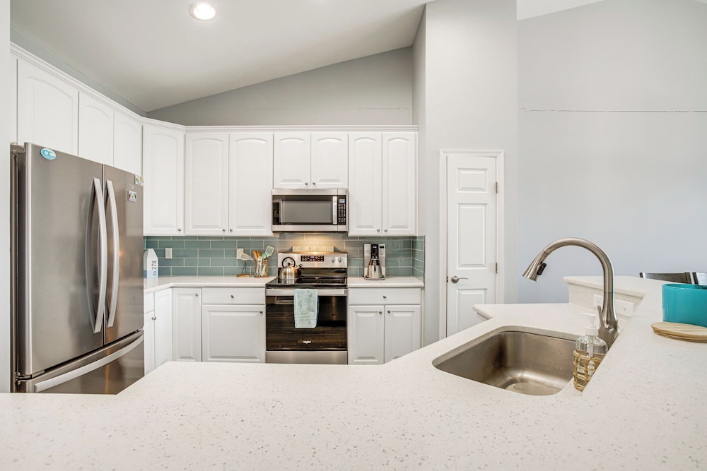 Ocean City Condo w/ Pool & Private Beach Access
