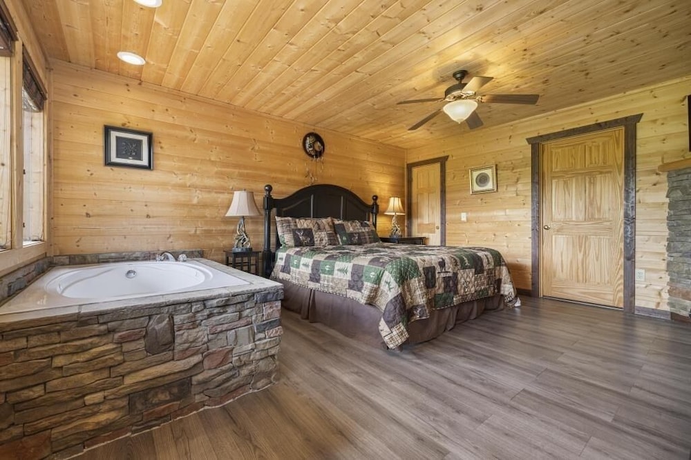 Place of the Blue Smoke - 5 Bedrooms, 5 Baths, Sleeps 16 Home by RedAwning