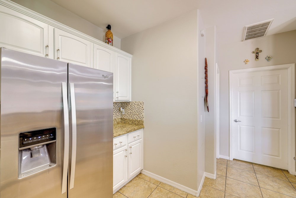 2 Mi to Desert Diamond Arena: Home w/ Patio!