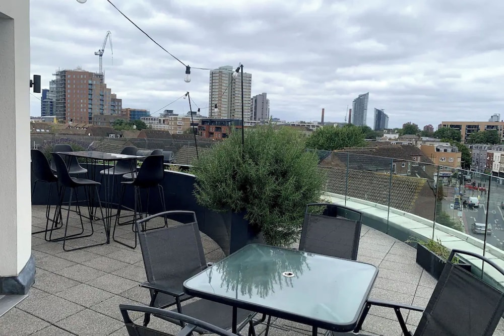 Stylish 2BD Flat With Private Balcony - Battersea