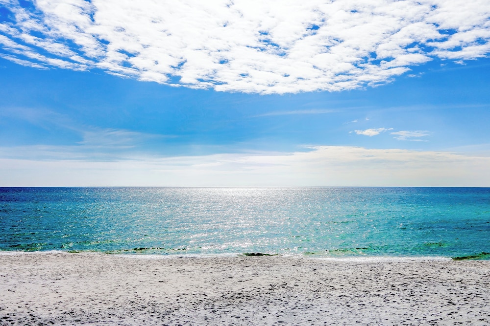 Stunning 4 Bd/4.5 BA - Free Wifi - Easy Walk to Beach