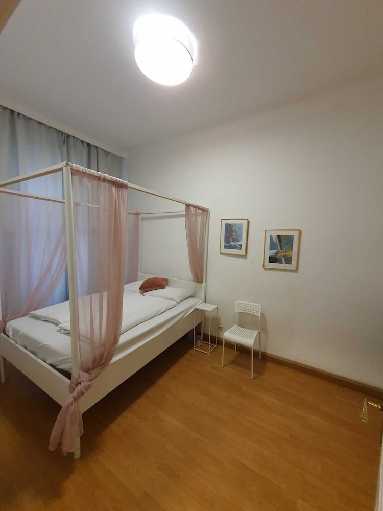 Modern 2BR Apt Near Karlsplatz
