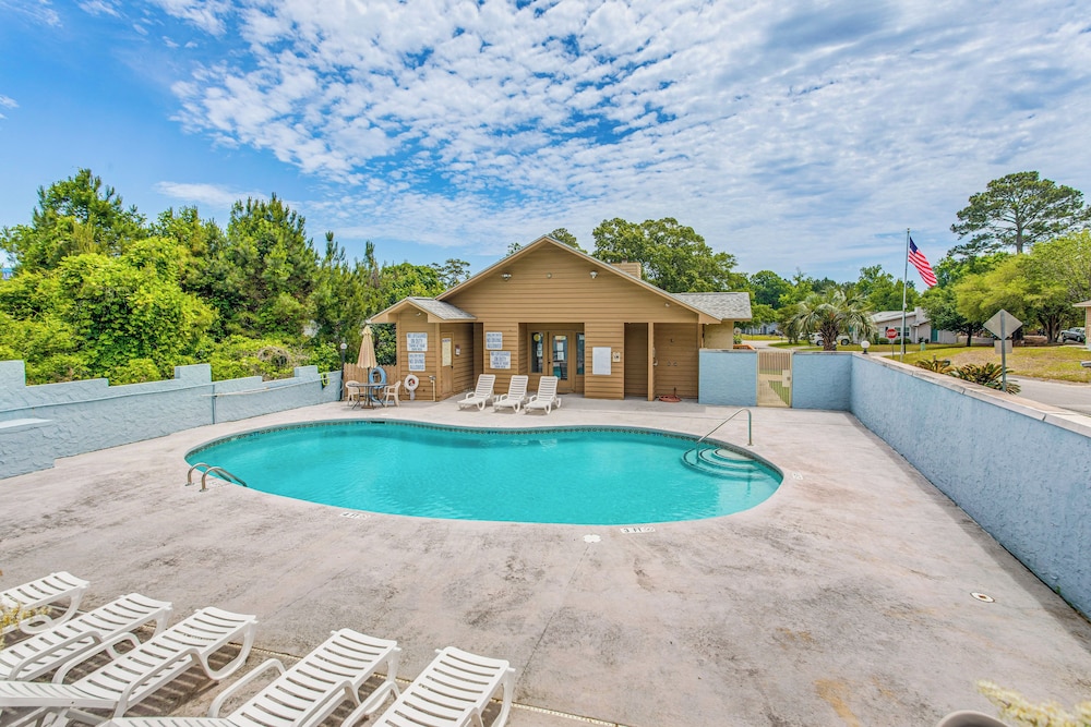 Home Office, Deck + Shared Pool: Little River Home