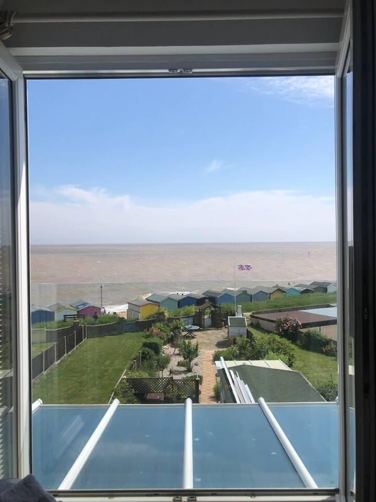 Beautiful 4-bed House in Walton on the Naze view 5
