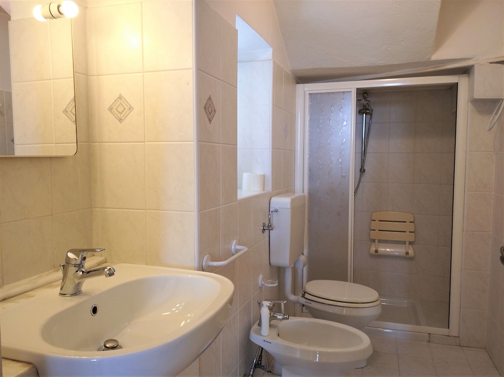 Casa Anna en Lesa — bathroom