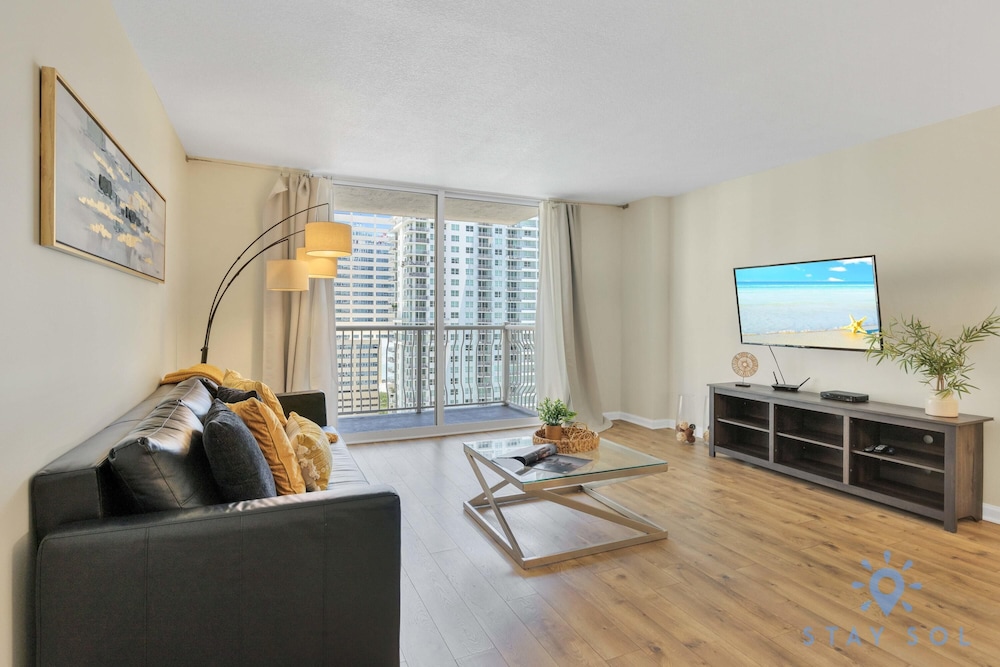 Modern 1-br Condo in Upscale Brickell Locale