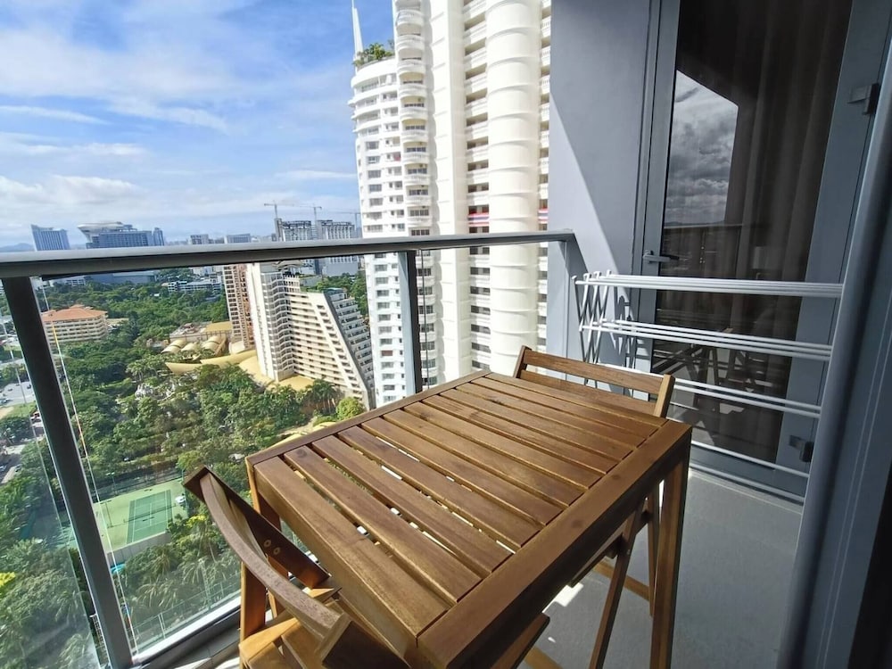 Luxury Large One Bedroom Seaview Serviced Apartment at Wongamat, Pattaya
