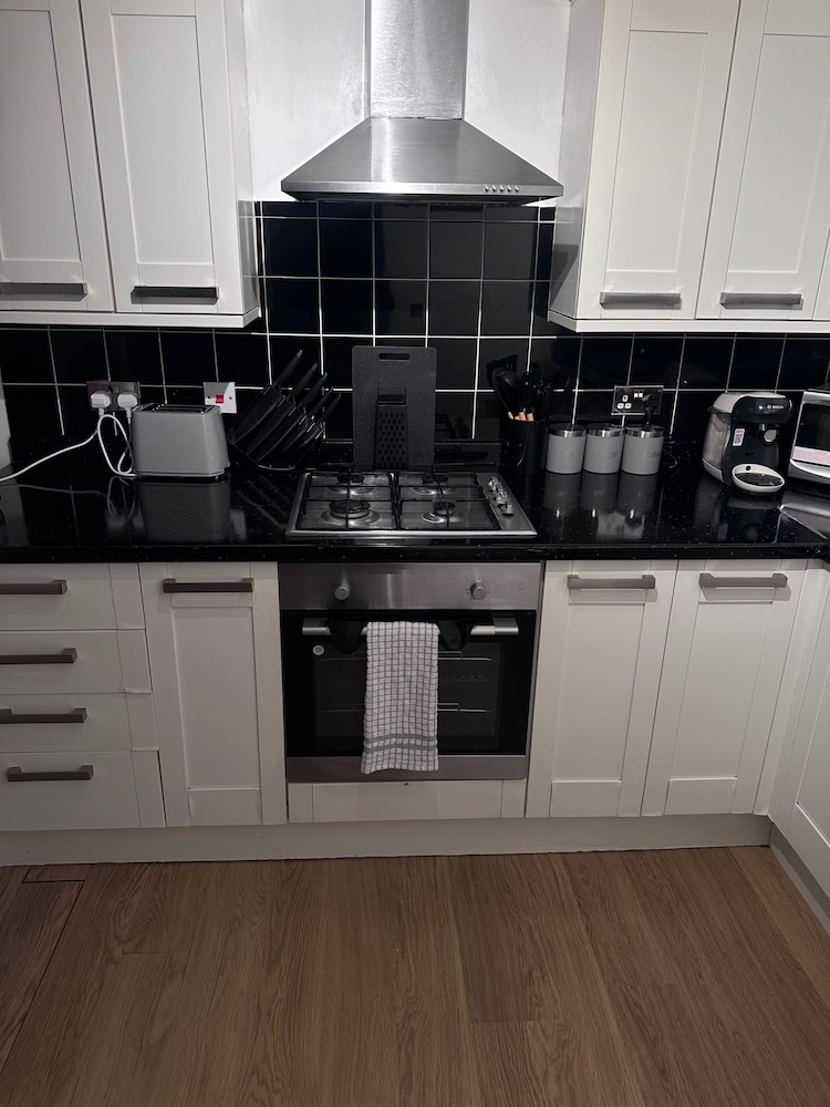 Cozy London Apartment With 2 Bedrooms&free Parking