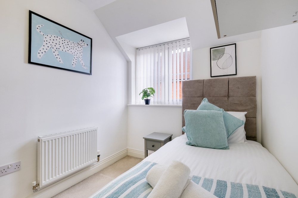 Foxherne 6 Bed & 3 Bath Serviced Hse -20