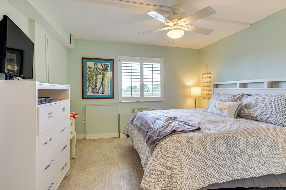 Gulf-view Condo w/ Beach Access in Hudson