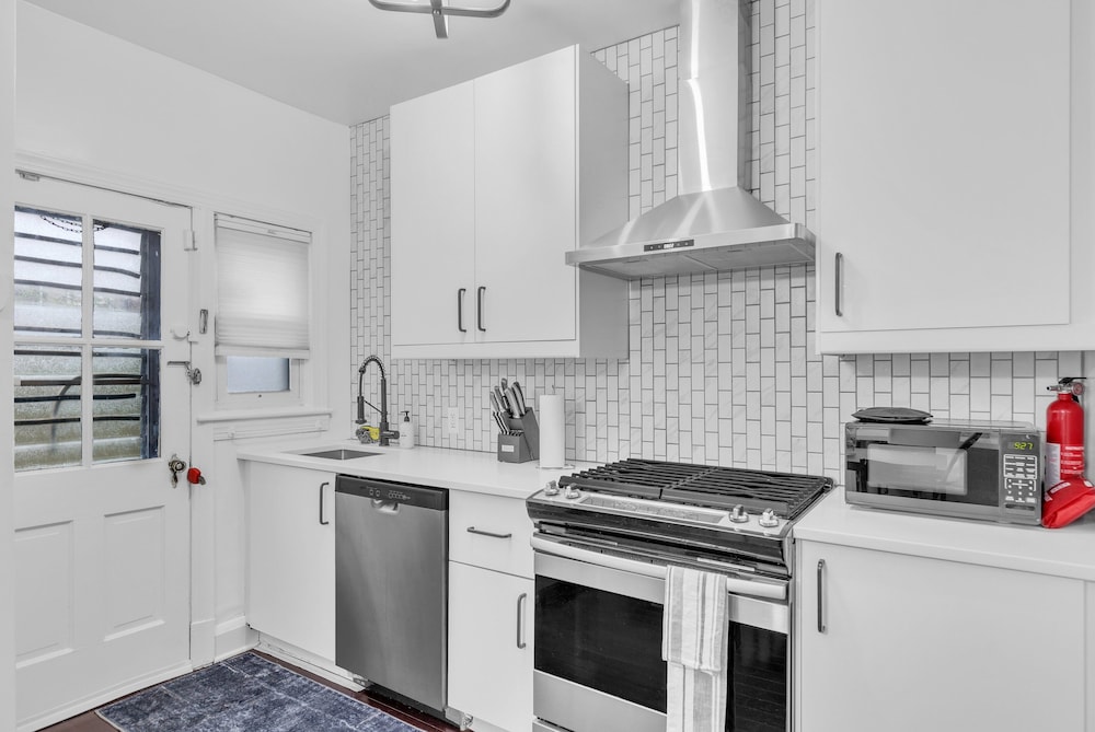 Cozy Getaway Quiet Neighborhood Near Dt 2 Bedroom Townhouse