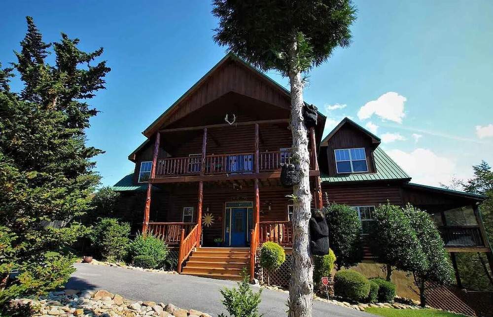 Smoky Mtn Log Cabin w Wet Bar Loft