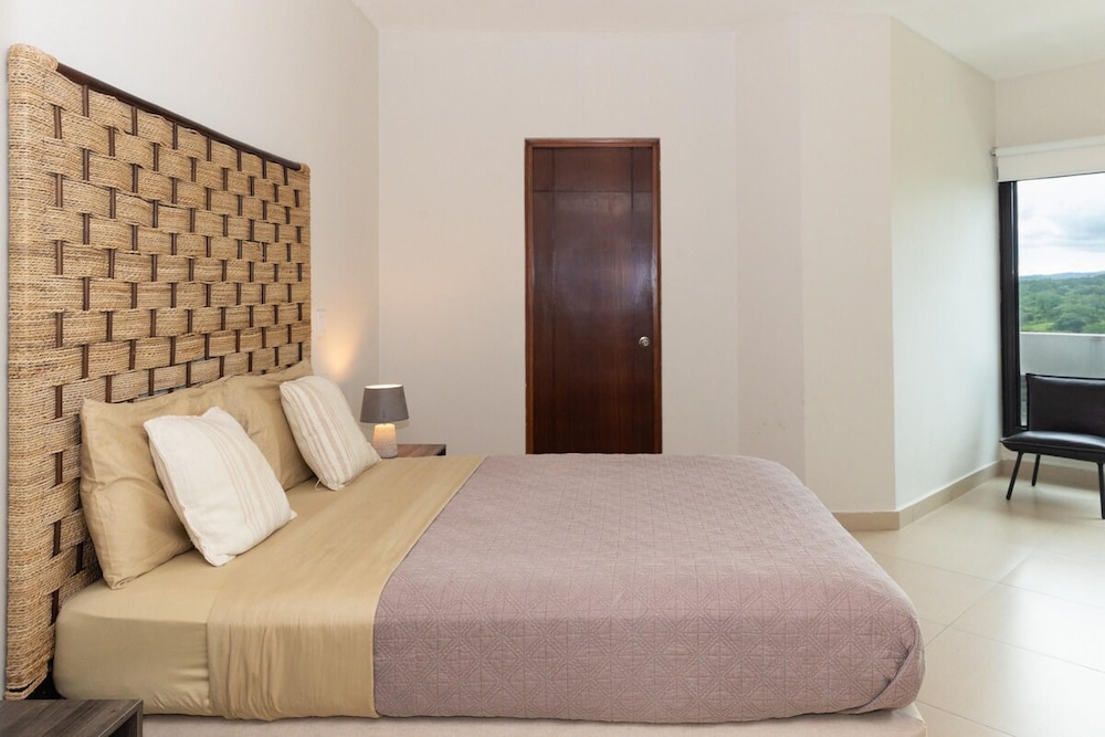 The Golf-view Condo by Acomodo