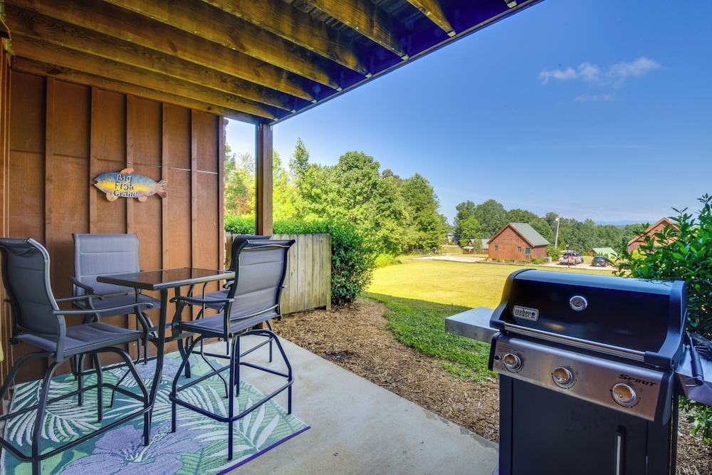 Scenic Outdoor Space: Lake Keowee Retreat!