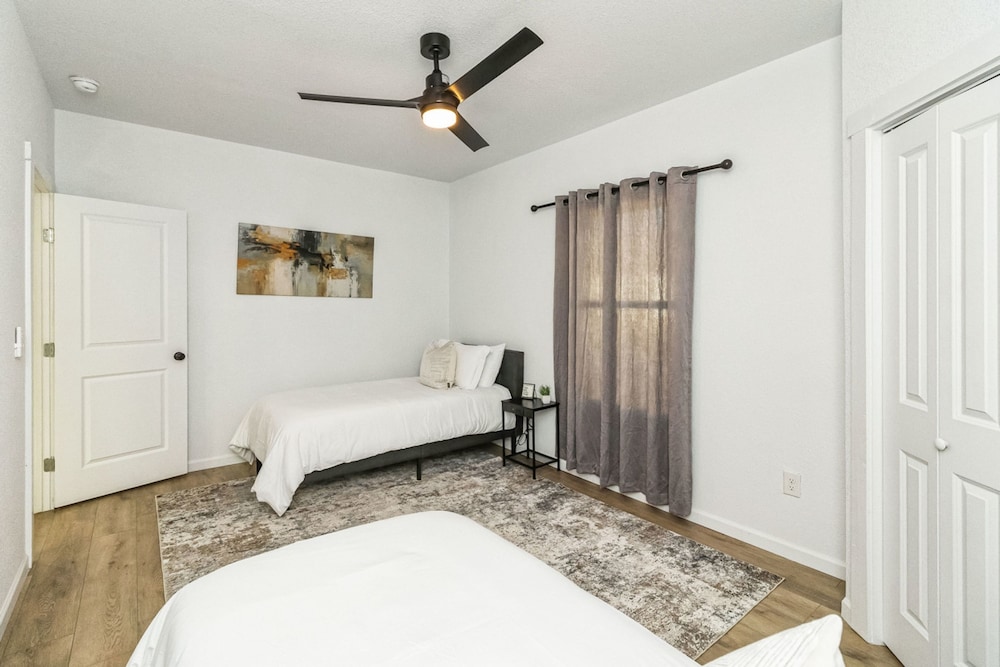 Stylish 4BR Home Mins to Downtown River Walk