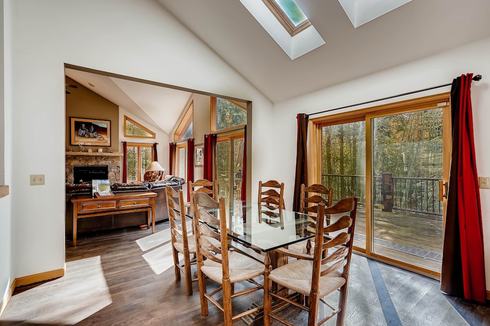 Spacious 4bdrm /sleeps 10, Stunning Views, Fireplaces 4 Bedroom Home by RedAwning