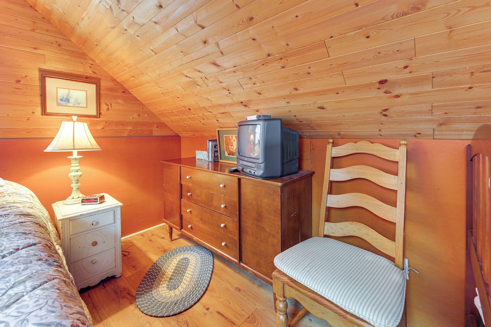 Cozy Ski Retreat! 3 Mi to Okemo Mtn Slopes