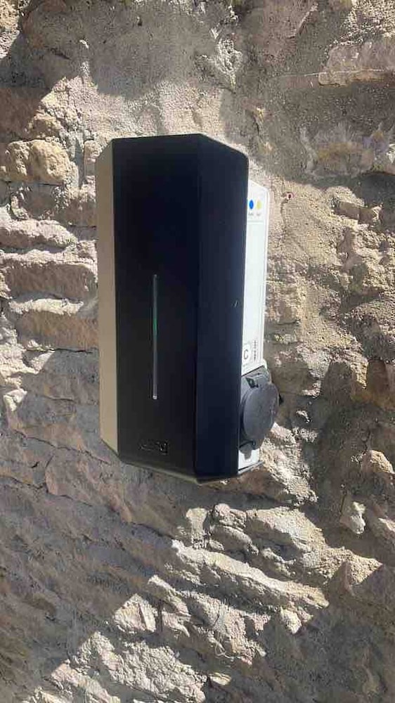 Cottage on High Street, own Parking and EV Charger