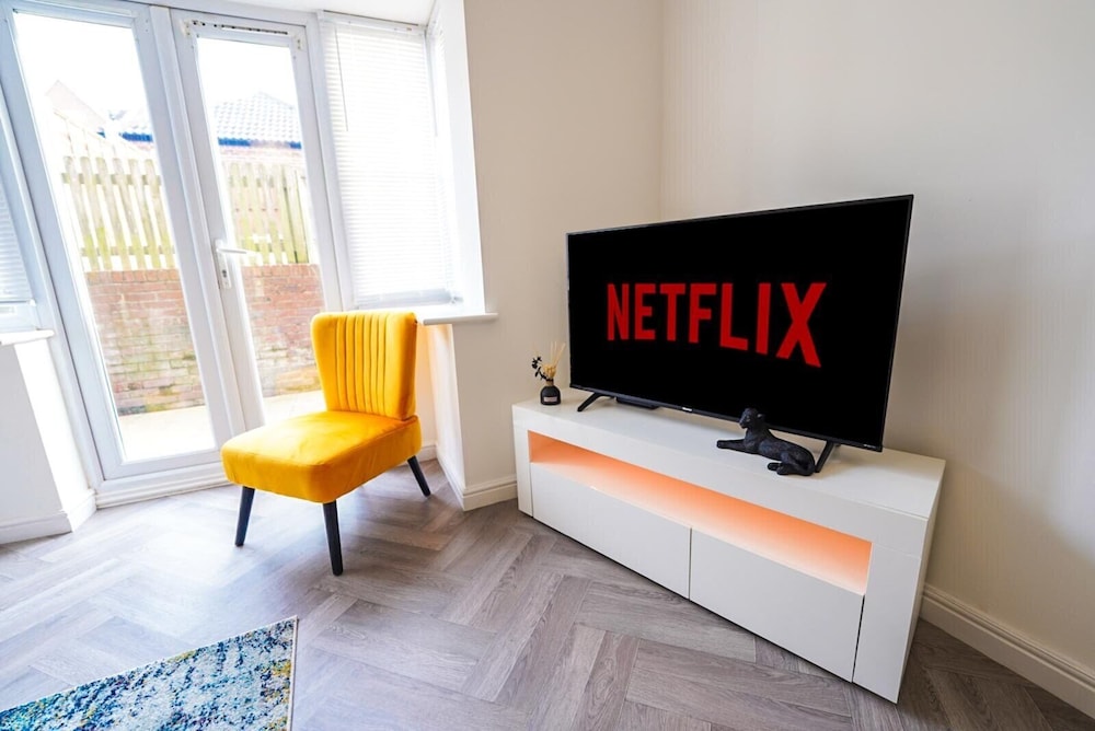 4 Bed House - Sleeps 8 - Garden - Parking - Wifi