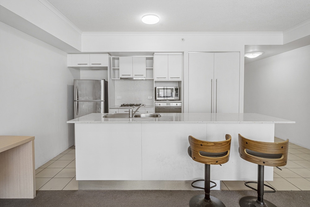 Stylish Brisbane Stay With Pool and Gym Access