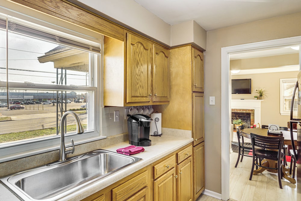 2 Mi to UD: Pet-friendly Home w/ Fenced Yard!