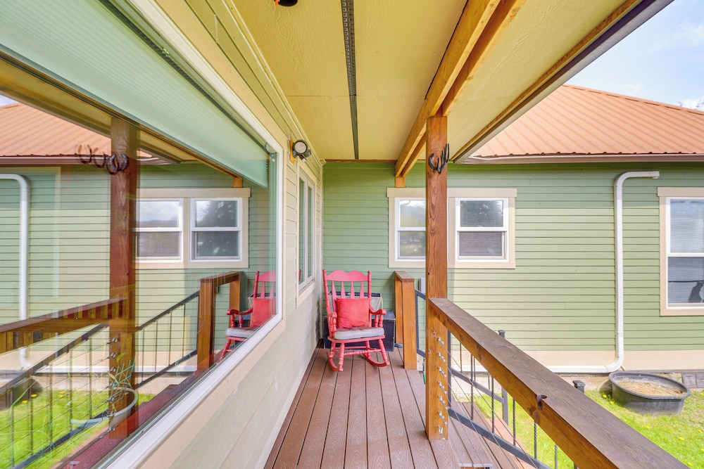 Mtn-view Eureka Apartment: Walk to Eateries!