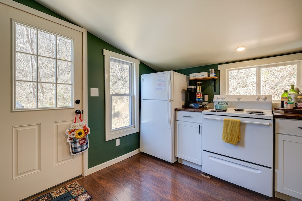 Cozy Eagle Rock Cottage on the Creek w/ Loft! view 4
