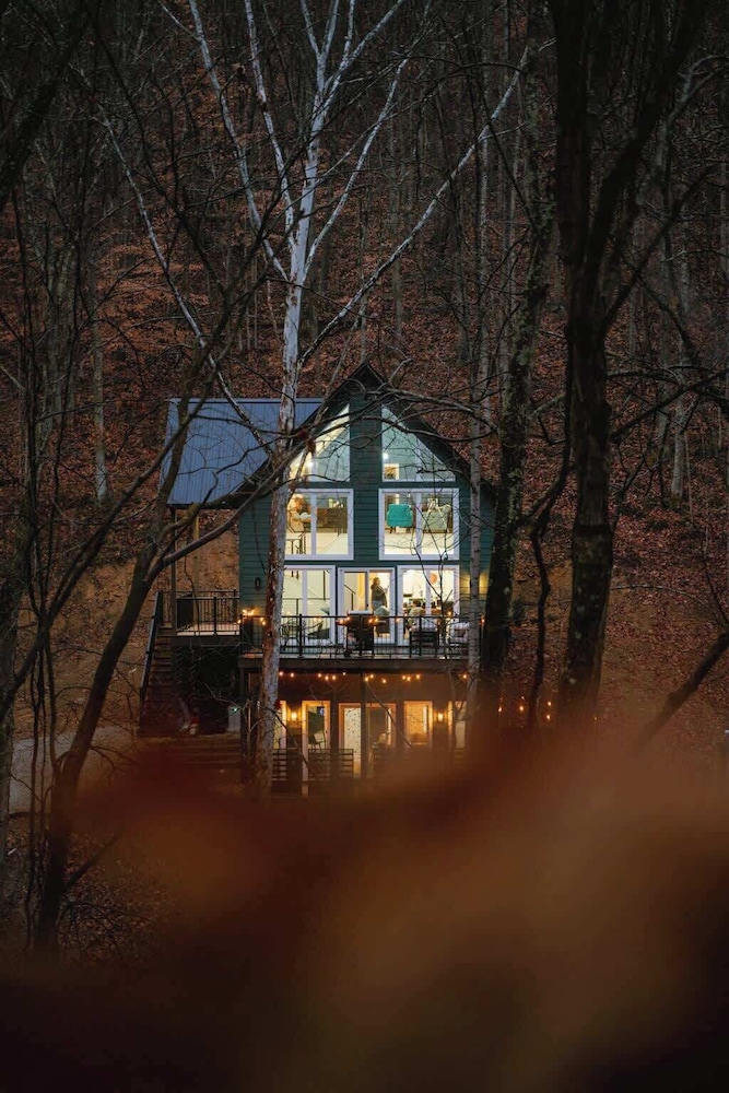 The Greenhouse With Indoor Slide Close to Hocking Hills