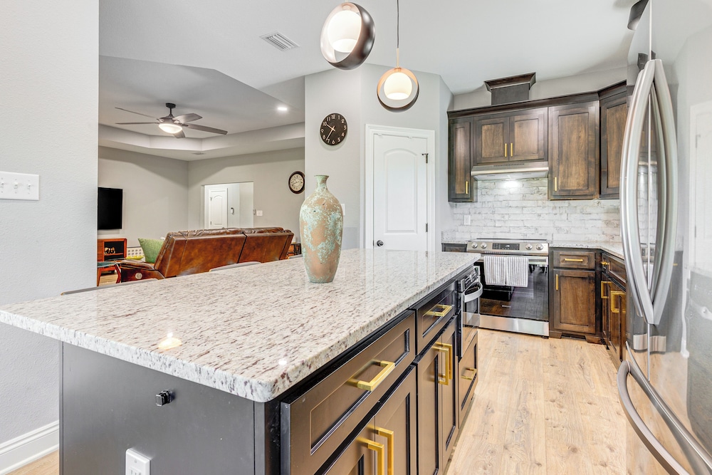Suburban Bliss! Cozy Home w/ Neighborhood Perks