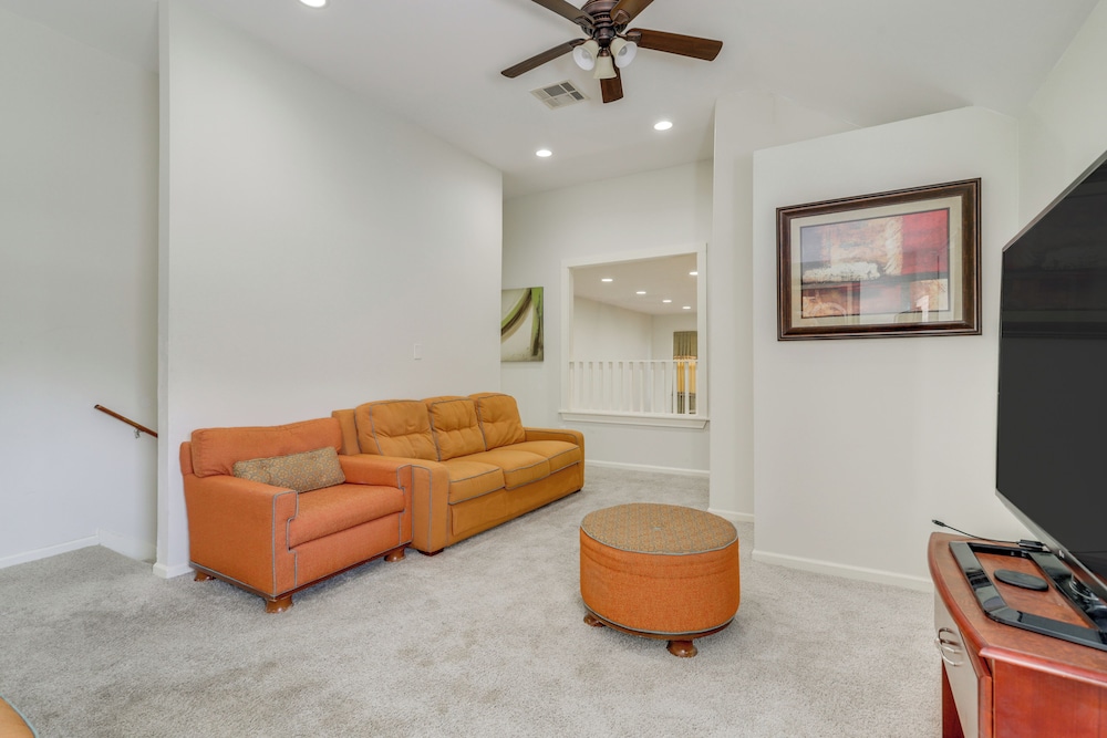 Pool Table & Patio w/ Bar: Spacious Houston Gem!