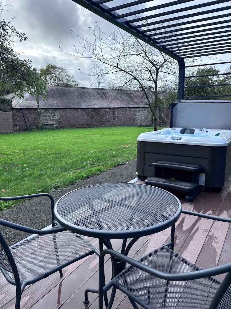 Glamping Pod With Hot Tub in Orchard