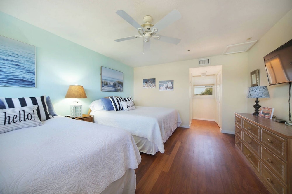Bay Breezes At Hideaway Bay! Waterfront, Free Kayaks, Golf Cart 2 Bedroom Condo by Redawning view 2