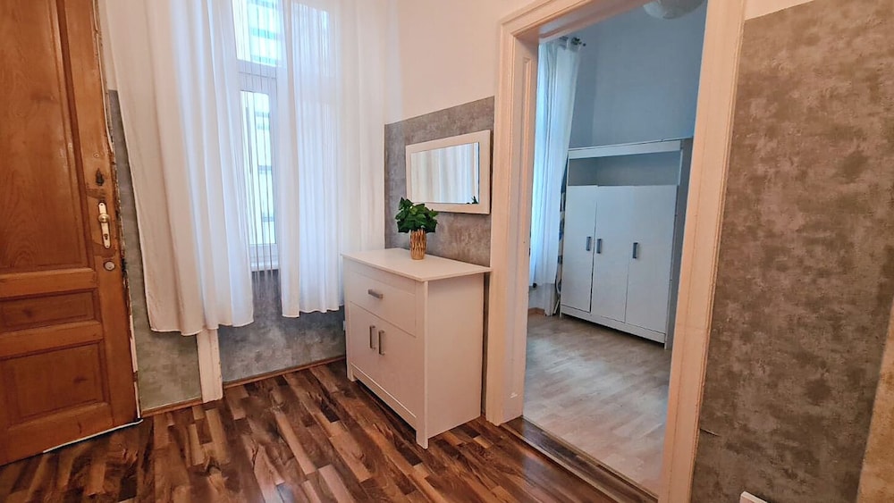 Modern 2BR Apt Long Stays Sleeps 5