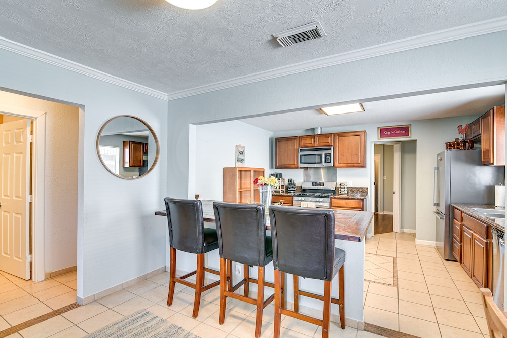 Convenient Galveston Home < 1 Mi to Beach!