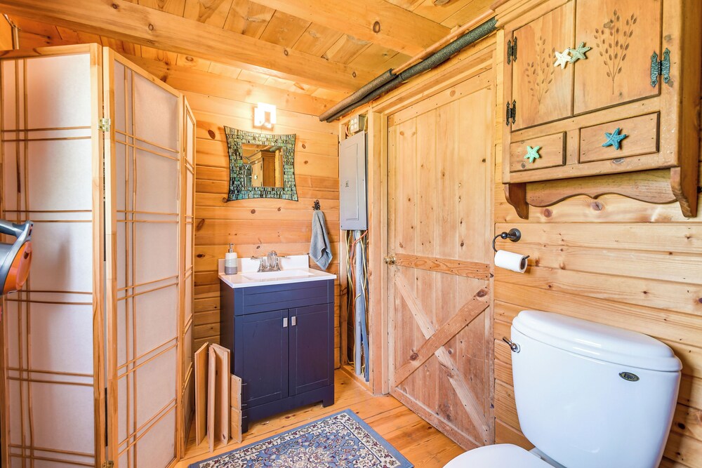 Bellevue Log Cabin w/ Gas Grill & Creek Access