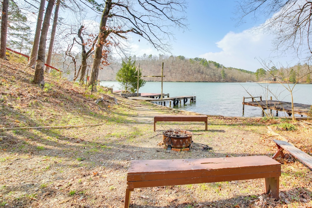 Lake Hamilton Family Gem: Hot Tub & Boat Slip!