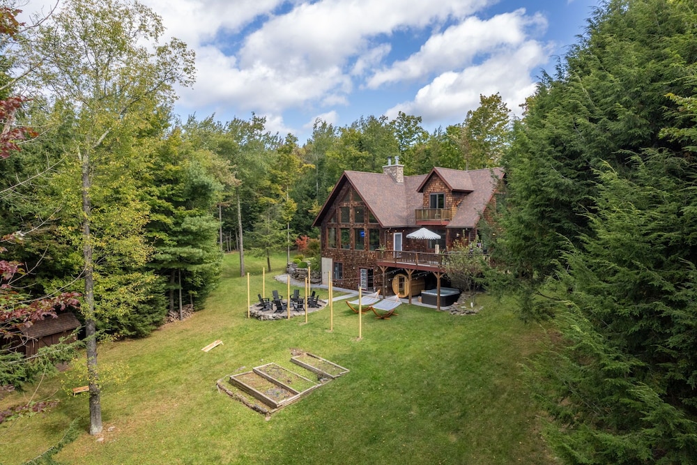Luxury Chalet, Firepit, Sauna, Pet Friendly, 5 mins to Windham Mtn resort view 4