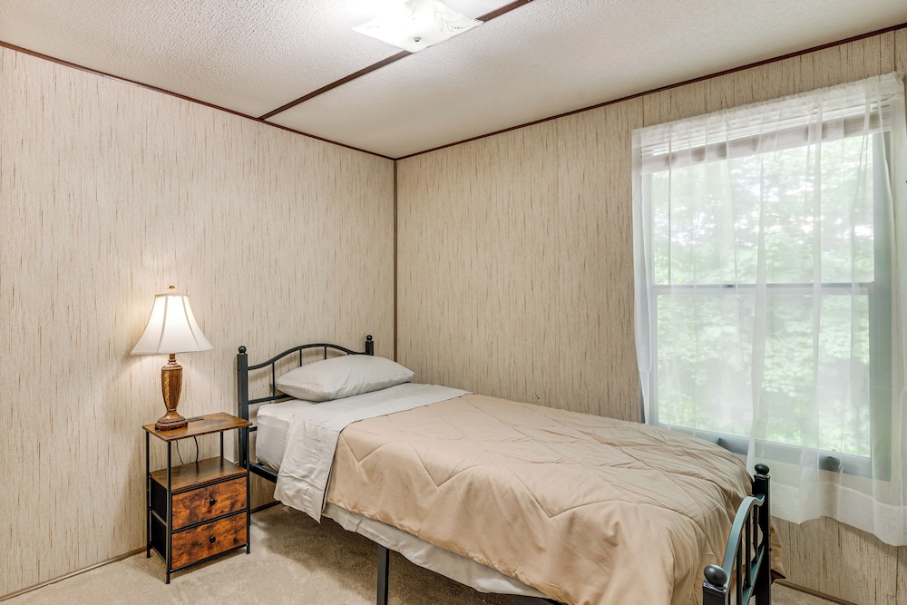 3 Mi to Badin Lake: Quiet New London Retreat