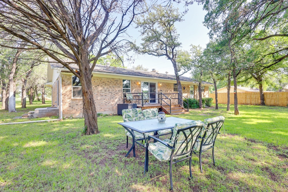 1 Mi to Lake Whitney: Morgan Home w/ Deck!