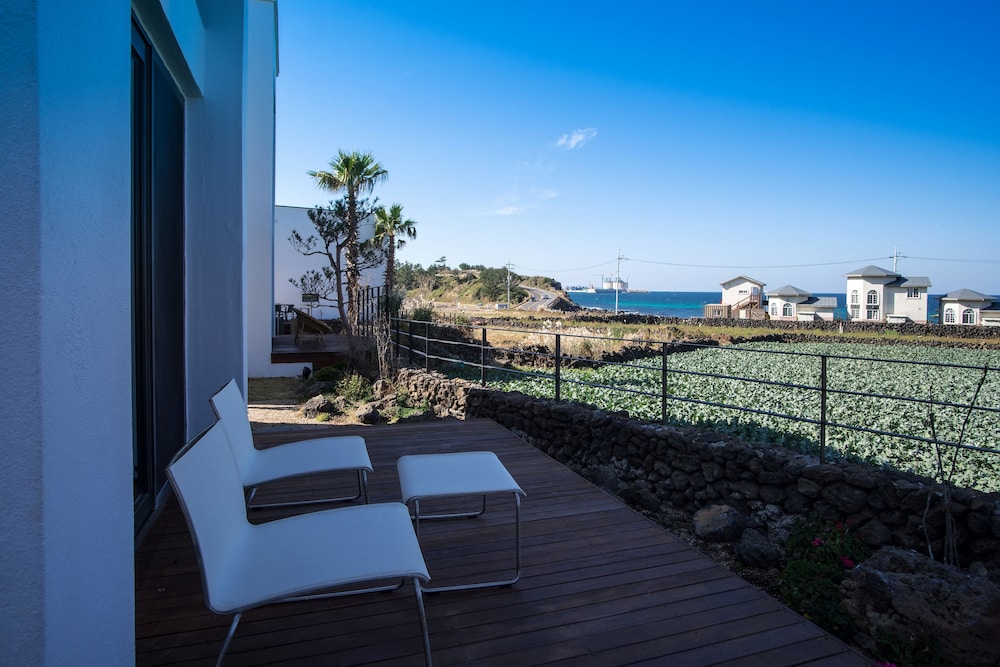Aewol Bada Town House