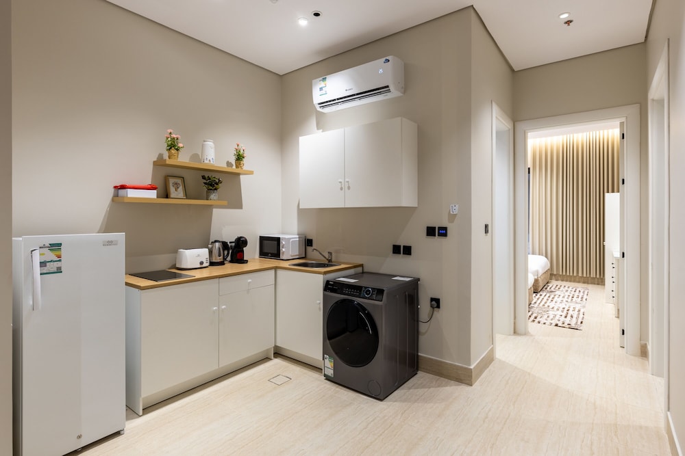 Vibrant Two BR With Shared Garden in Almadinah