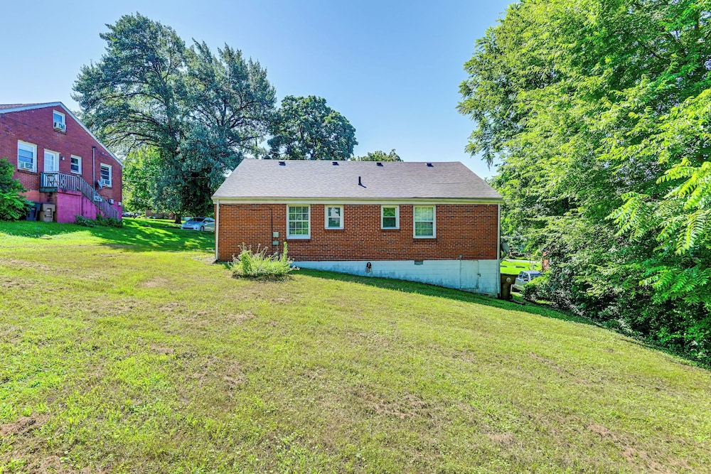 7 Mi to Dtwn: Apt w/ Spacious Yard in Nashville