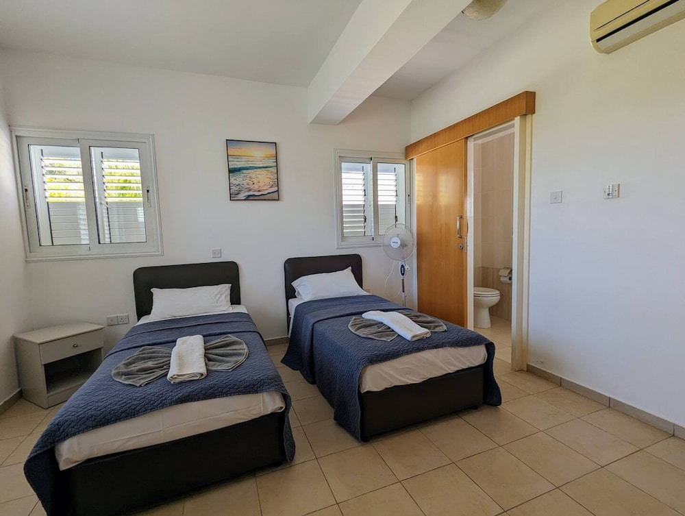 Minas Villa Pool Wifi and Close to Sirena bay