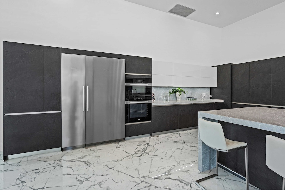 Sleeps 23 Pool, Hot Tub & Putting Green Minutes to Golf & Dining Bravo Villa #7 by Avantstay