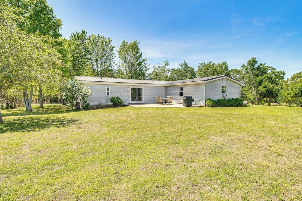 4 Mi to Norfork Lake: Country Stay w/ Farm Views!