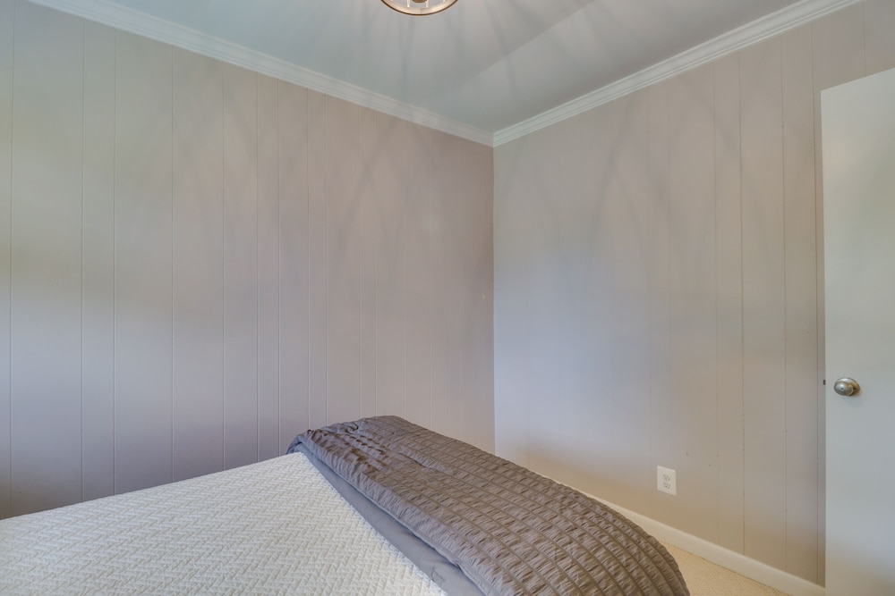 Cozy Charlottesville Getaway in Bailey's Retreat view 3