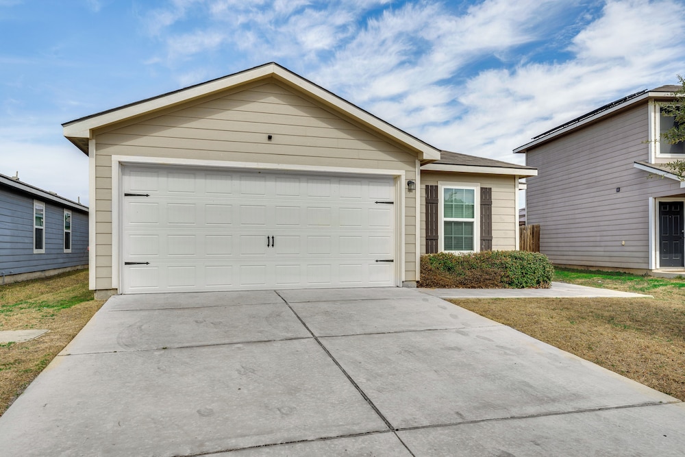 13 Mi to Lackland Afb: San Antonio Home!