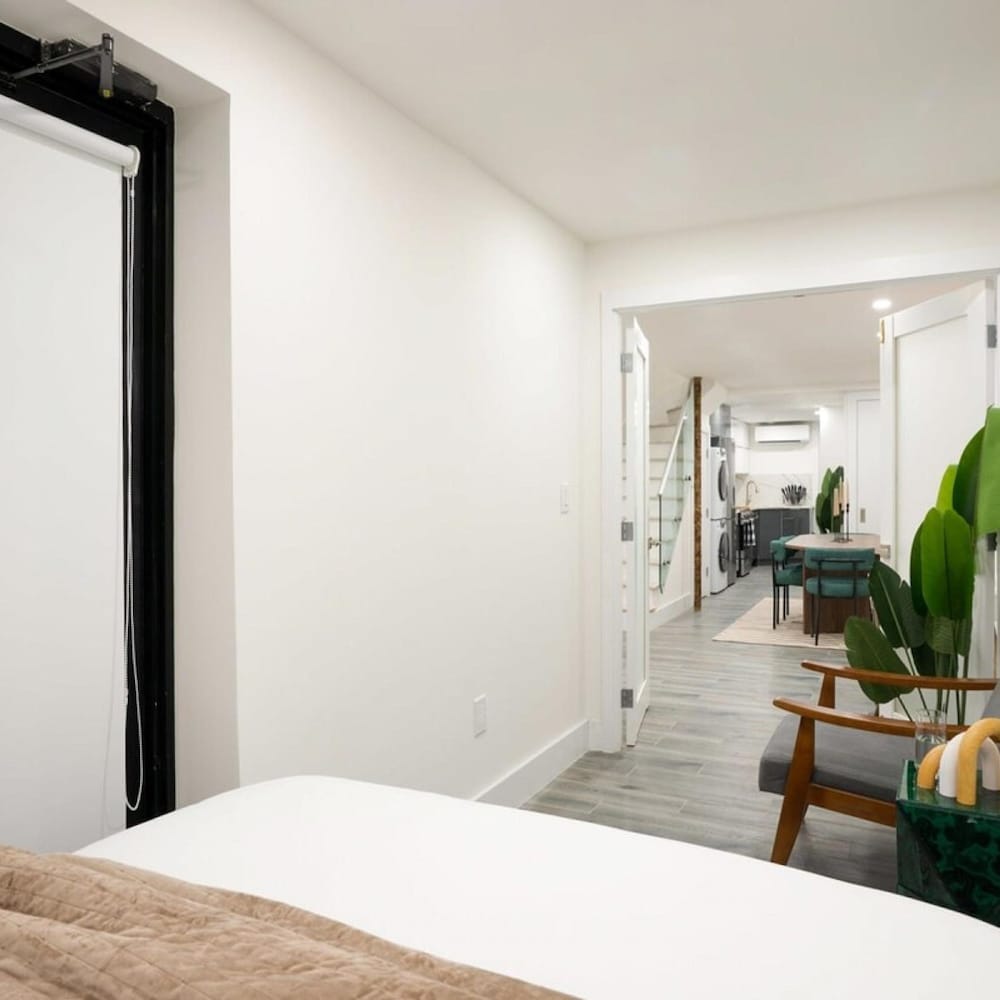 317-1d New 2BR Duplex W D Private Backyard