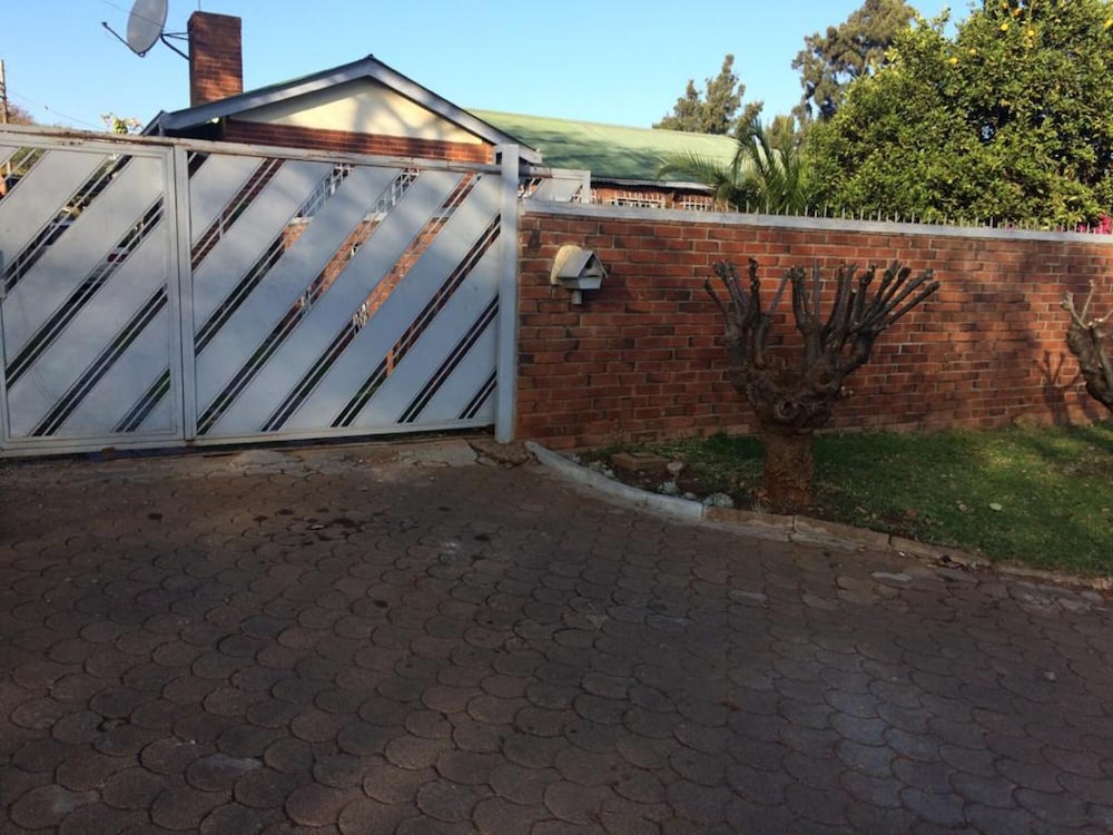 Modern 3 Bedroomed Guesthouse in Pardonhurst - 2037 view 4