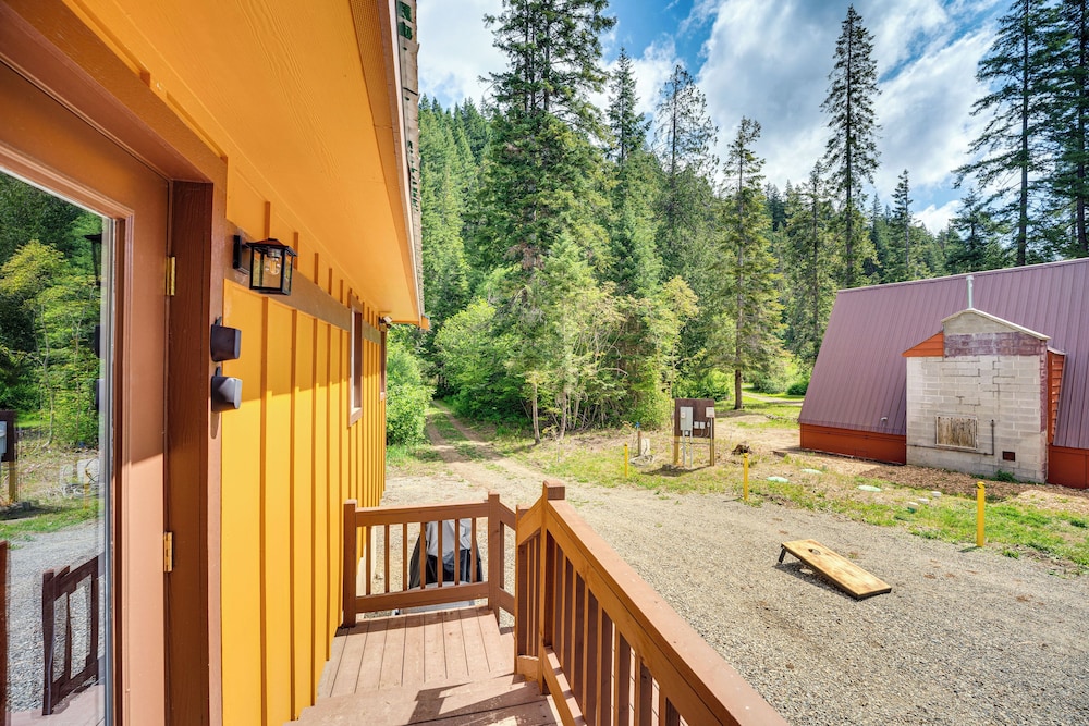 Deck & Fire Pit: Yakima River Retreat in Cle Elum